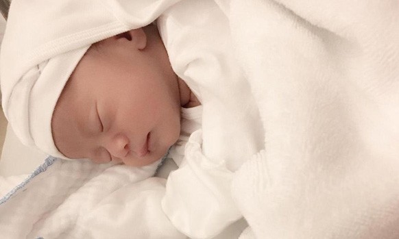 Việt Anh 'Chạy án' khoe ảnh con trai mới sinh Việt Anh 'Chạy án' khoe ảnh con trai mới sinh