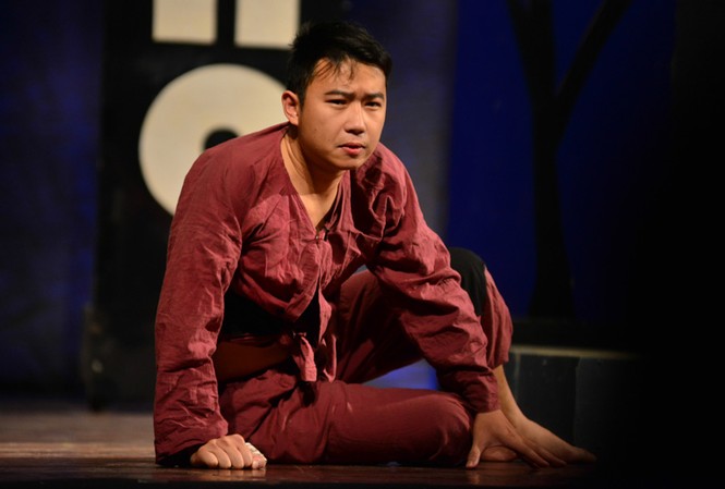 Diễn viên Minh Tít: ‘Không suy sụp khi có lời chê vai diễn trong Táo quân' Hình ảnh Minh Tít trong vở diễn "Ông không phải là bố tôi".