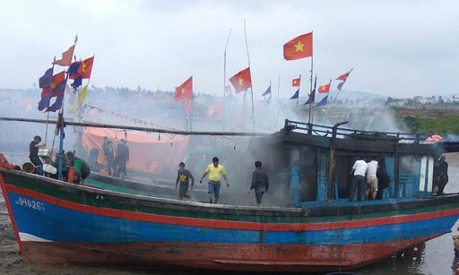 Tàu cá của ngư dân tại cảng Lạch Cờn bị bốc cháy dữ dội Hiện trường vụ việc.
