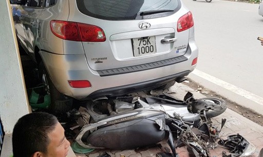Ô tô 7 chỗ “nuốt” liên tiếp 7 xe gắn máy và xe đạp Hiện trường vụ tai nạn xe 7 chỗ “nuốt” liên tiếp 7 xe gắn máy và xe đạp.