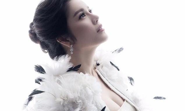 Lý Nhã Kỳ: ‘Kim cương, nhà dát vàng ư! Đó chỉ là vật ngoài thân’ Lý Nhã Kỳ: ‘Kim cương, nhà dát vàng ư! Đó chỉ là vật ngoài thân’