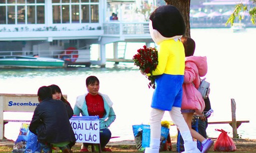 Chàng trai Đà Lạt hóa trang thành Nobita tặng hoa hồng cho 600 người xa lạ Mang hoa đến tặng người bán hàng rong.