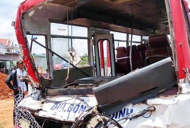Xe buýt chở học sinh tông đuôi xe tải, 19 người thương vong Phần đầu xe buýt chở học sinh biến dạng hoàn toàn.