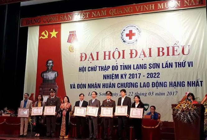 Hội Chữ thập Đỏ tặng bằng khen phóng viên Tiền Phong Phóng viên báo Tiền Phong và các tập thể, cá nhân tiêu biểu nhận Bằng khen của Hội CTĐ Việt Nam.