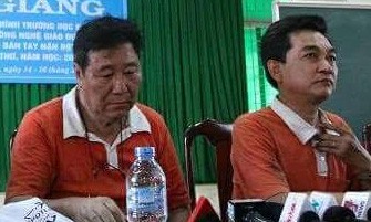 Vụ cháy công ty may ở Cần Thơ: Tổng giám đốc đột quỵ do sốc tâm lý ông Chen Lai Skuang (bìa trái) với nét mặt buồn tại cuộc họp báo vào chiều 23/3.