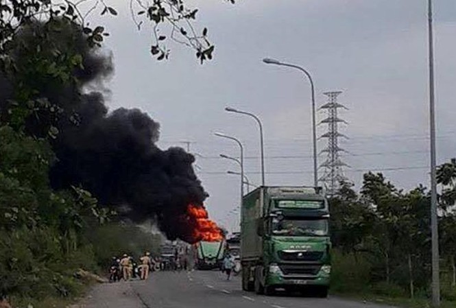 Xe container bốc cháy ngùn ngụt, tài xe lao khỏi cabin thoát thân Chiếc xe đầu kéo cháy ngùn ngụt trên đường.