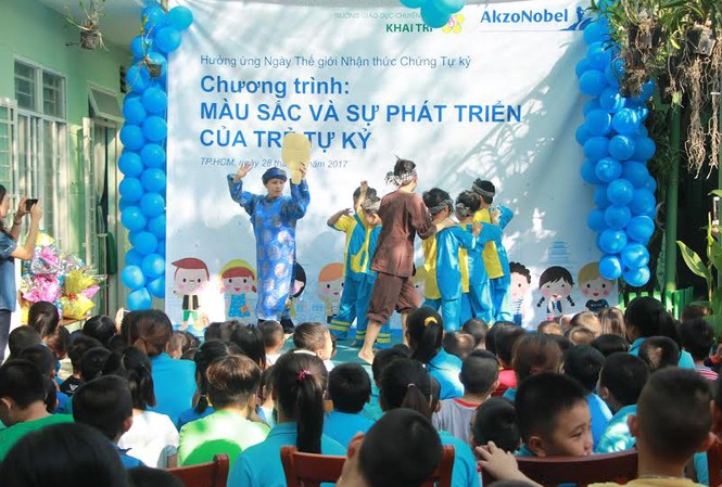Buổi vui chơi ngoại khoá sắc màu của trẻ tự kỷ Các em tự tin biểu diễn văn nghệ trên sân khấu.