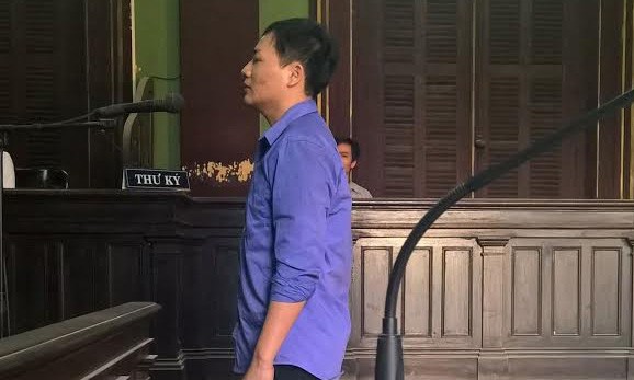 Giết chết người tình vì… lốp xe mềm Bị cáo Nguyễn Minh Dương tại tòa ngày 28/3. Ảnh: Tân Châu.