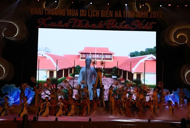 Phó Thủ tướng Vương Đình Huệ đánh trống khai hội du lịch biển Hà Tĩnh 2017 Phó Thủ tướng Vương Đình Huệ đánh trống khai hội du lịch biển Hà Tĩnh 2017