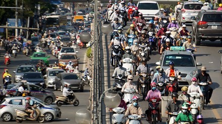 Hà Nội nắng nóng thiêu đốt hơn vì thiếu cây xanh, hồ nước? Đường phố nhiều xe cộ, ít cây xanh càng khiến nhiệt độ tăng cao.
