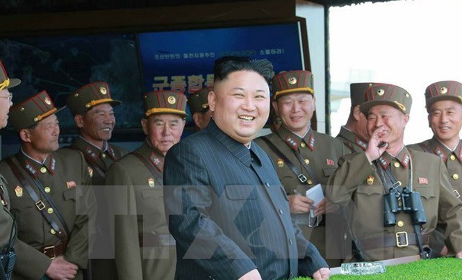Bản tin 14H: Ông Kim Jong-un ra lệnh sẵn sàng tấn công tàu sân bay Nhà lãnh đạo Triều Tiên Kim Jong-un kiểm tra một cuộc tập trận bắn đạn thật nhân dịp kỷ niệm 85 năm ngày thành lập Quân đội Nhân dân Triều Tiên (25/4/1932 - 25/4/2017). (Nguồn: Yonhap/TTXVN)