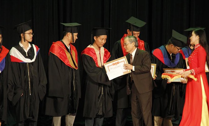 Đại học Duy Tân trao bằng tốt nghiệp cho hơn 1.500 sinh viên Anh hùng lao động, Nhà giáo Ưu tú Lê Công Cơ, Hiệu trưởng Trường ĐH Duy Tân trao bằng tốt nghiệp cho các sinh viên thủ khoa. Ảnh: Thanh Trần.