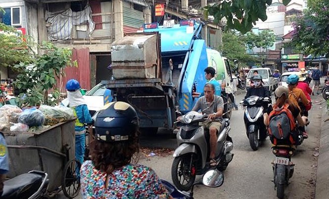 Rác thải tập kết bủa vây nhà dân ở Hà Nội Xe rác tập kết gây ách tắc giao thông vào các giờ cao điểm tại ngõ 135 Đội Cấn, phường Ngọc Hà.