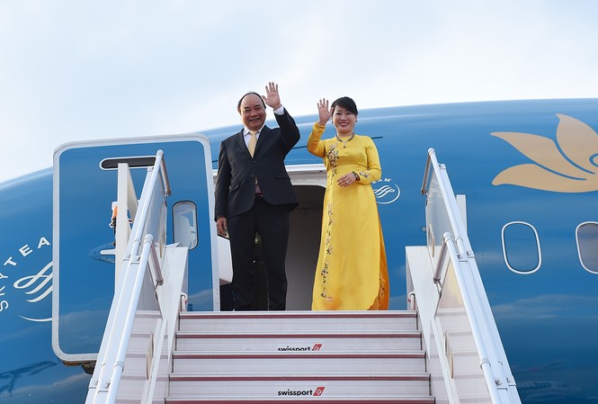 Nhìn lại chuyến thăm Nhật Bản ‘3 trong 1’ của Thủ tướng Nguyễn Xuân Phúc Thủ tướng Nguyễn Xuân Phúc và Phu nhân chào tạm biệt đại diện nước chủ nhà Nhật Bản ra tiễn Đoàn. Ảnh: VGP/Quang Hiếu