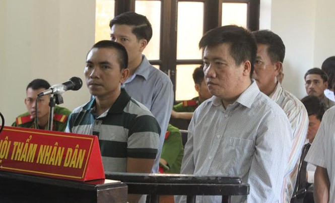 Cán bộ trung tâm quỹ đất lập hồ sơ khống trục lợi Các bị cáo tại phiên tòa.