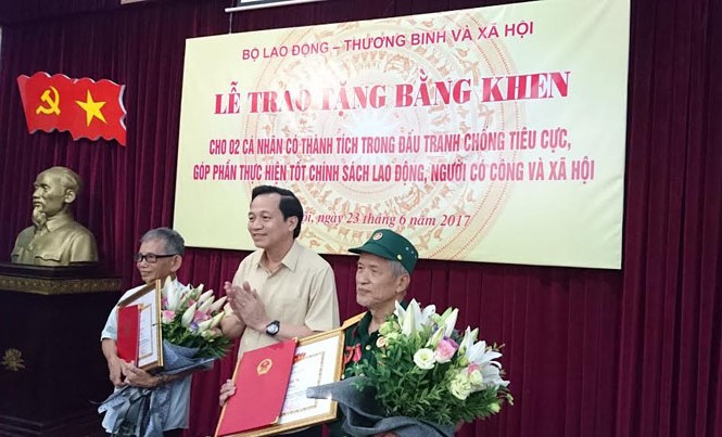 Khen thưởng 2 lão nông phanh phui gần 3.000 hồ sơ giả người có công Ông Nguyễn Tiến Lãng và ông Nguyễn Công Uẩn nhận bằng khen của Bộ trưởng LĐ-TB&XH Đào Ngọc Dung. Ảnh: L.H.Việt.