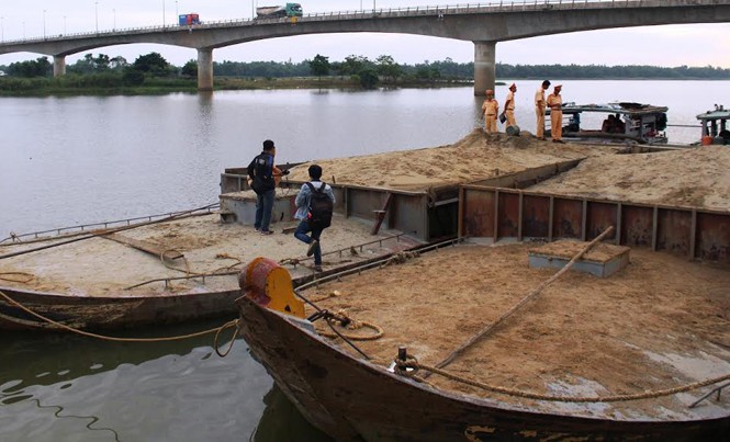 Bắt quả tang 2 tàu hút cát trái phép lúc nửa đêm Tàu hút cát trái phép bị cơ quan chức năng phát hiện, tạm giữ