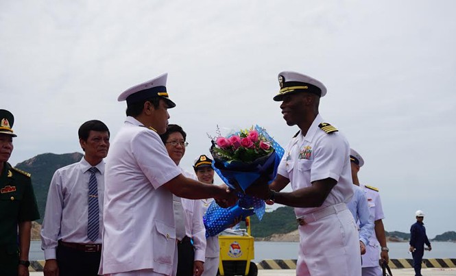 Hải quân Việt Nam – Hoa Kỳ lần đầu tiên giao lưu tại Cam Ranh Đại diện Vùng 4 Hải quân tặng hoa Đại tá Alexis Walker, chỉ huy Biên đội tàu khu trục 7, trưởng đoàn giao lưu của Hải quân Hoa Kỳ.