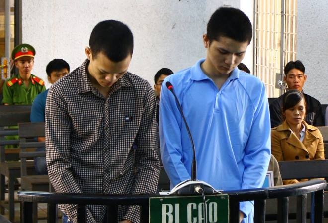 Kẻ giết hại bé gái rồi ném xuống suối nhận án chung thân Hai bị cáo Thực và Phóng đứng trước vành meng ngựa.