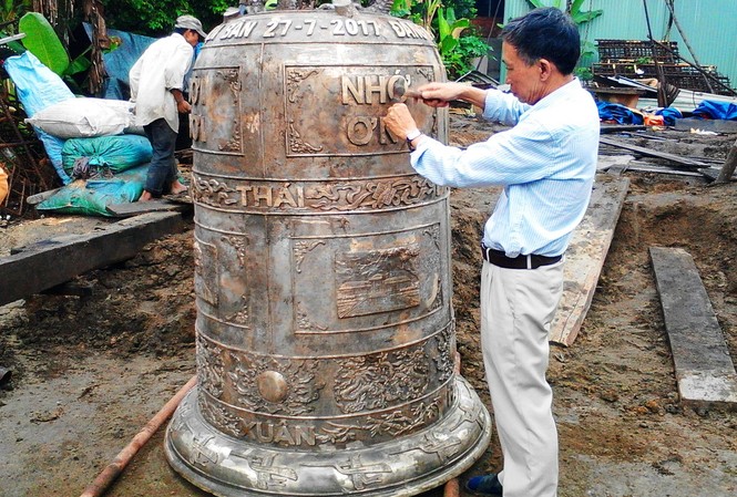 Đúc chuông đồng 2 tấn tưởng niệm anh hùng liệt sỹ Các nghệ nhân trên đúc thành công chuông đồng nặng gần 2 tấn.