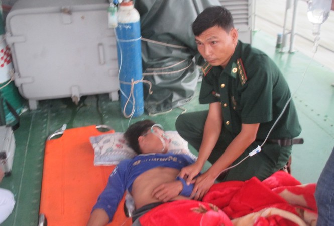 Cứu ba ngư dân bị nạn trên biển Cứu ba ngư dân bị nạn trên biển