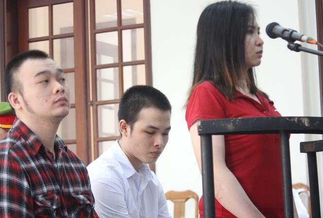 Nữ bị cáo không thừa nhận là chủ mưu tạt axít mù mắt nữ sinh Ba bị cáo nghe tòa tuyên án. Ảnh: Tân Châu