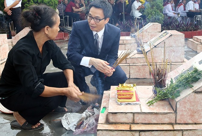 Phó Thủ tướng Vũ Đức Đam dâng hương, tưởng niệm các anh hùng, liệt sĩ Phó Thủ tướng Vũ Đức Đam trò chuyện với thân nhân liệt sĩ tại Nghĩa trang liệt sĩ xã Nam Tân, huyện Nam Sách, tỉnh Hải Dương. Ảnh: VGP/Đình Nam