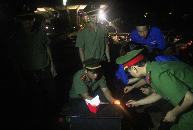Hàng ngàn đoàn viên thanh niên Quảng Nam thắp nến tri ân anh hùng liệt sĩ Hàng ngàn đoàn viên thanh niên Quảng Nam thắp nến tri ân anh hùng liệt sĩ