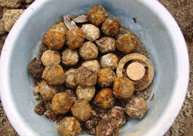 Đi làm ruộng, nông dân phát hiện 240 quả bom bi Số bom bi “con” được tách ra từ quả bom bi “mẹ”.