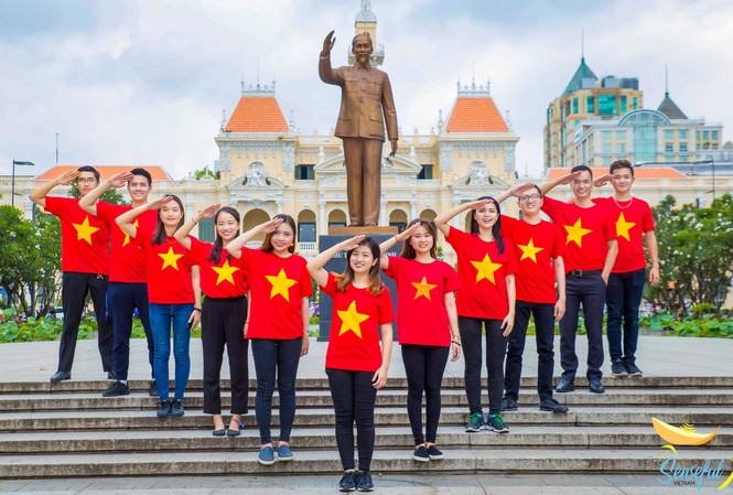 Đại biểu Tàu Thanh niên SSEAYP tôn vinh màu cờ Tổ quốc nhân ngày Quốc khánh Các bạn trẻ tươi tắn, phấn khởi trong trang phục đậm màu dân tộc.