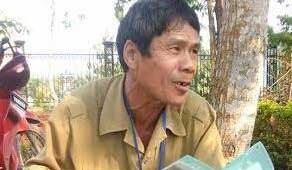 Cựu binh Nghệ An sống lại sau 6 năm “chết” trên giấy Ông Trịnh Xuân Hoa cầm đơn đi tìm sự thật.