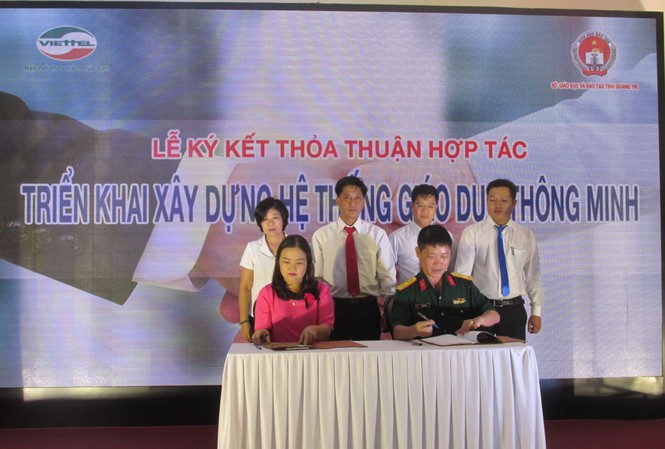 Viettel xây dựng hệ thống giáo dục thông minh ở Quảng Trị Ký kết triển khai xây dựng hệ thống giáo dục thông minh. ẢNH: GD.