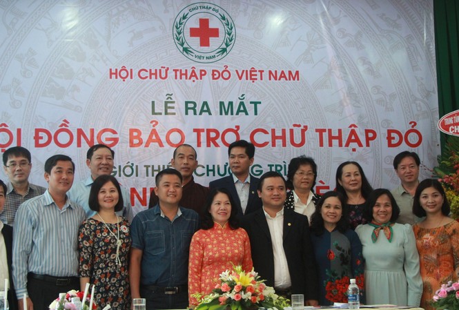 Ra mắt nguồn quỹ bảo trợ khám chữa bệnh cho người nghèo toàn quốc Thành viên Hội đồng bảo trợ Chữ thập đỏ ra mắt.