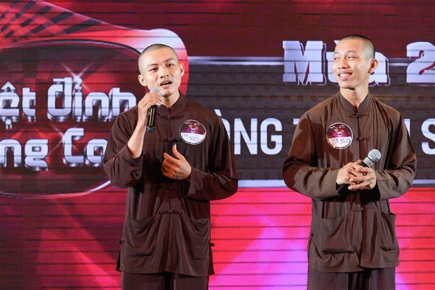 Hai thí sinh giả danh nhà sư đi thi hát Bolero gây xôn xao Vụ việc hai thí sinh giả danh nhà sư tham gia gameshow "Tuyệt đỉnh song ca 2017" gây tranh cãi trong dư luận.