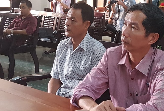 Ngư dân kiện, doanh nghiệp 'đóng tàu 67' kháng án Ngư dân Trần Văn Liên (áo trắng, bên trái) cùng luật sư tại phiên tòa xét xử sơ thẩm. Ảnh H. Văn.
