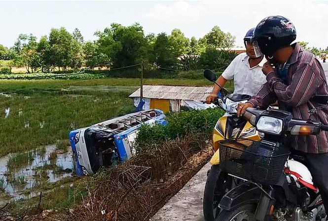 Ô tô chở 20 hành khách lao xuống ruộng, nhiều người nhập viện Hiện trường vụ tai nạn trên đường tránh Huế khiến nhiều người nhập viện cấp cứu.
