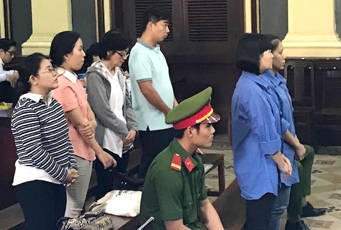 Kế toán giả 53 chữ ký ‘ẵm’ gần 83 tỷ đồng Chưa đầy 7 tháng, nữ kế toán Trần Thị Thu Trang (phải sang, hàng đầu) đã chiếm đoạt gần 75 tỷ đồng của ngân hàng Bản Việt. Ảnh: Tân Châu.