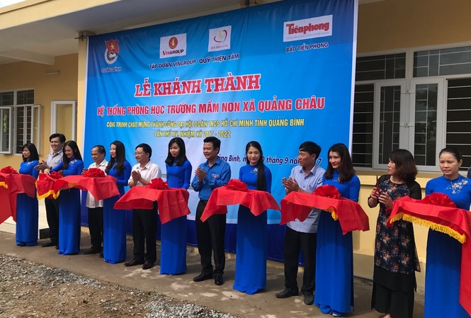 Khánh thành hệ thống phòng học do Vingroup tài trợ thông qua báo Tiền Phong Lễ cắt băng khánh thành.