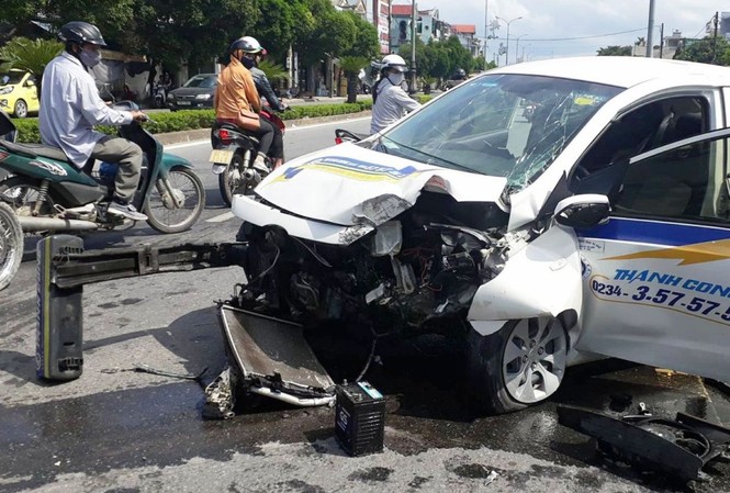 Taxi “chém” bay trụ đèn cao áp, 3 người nhập viện cấp cứu Cú va chạm mạnh với trụ đèn cao áp, dải phân cách khiến đầu xe taxi vỡ nát hoàn toàn.
