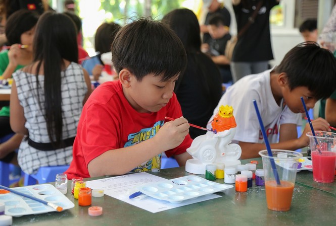 Trung thu sớm cho trẻ em Làng SOS Các em nhỏ Làng SOS thích thú sáng tạo trên những bức tượng.