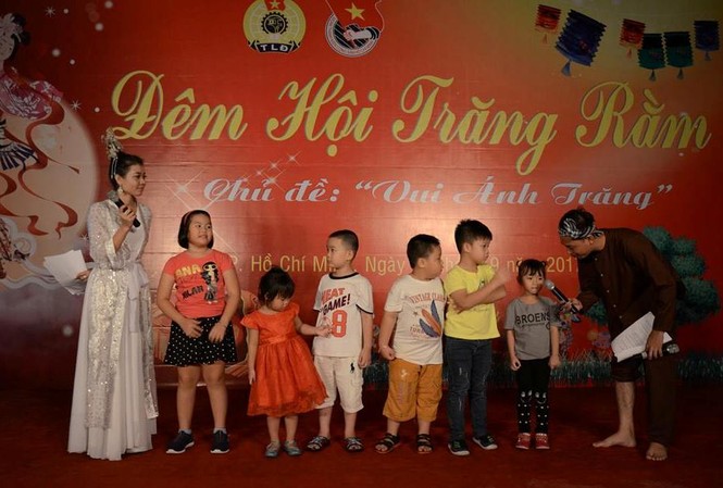 Vui nhộn “Đêm hội trăng rằm 2017” Mặc dù trời mưa nhưng các bé vẫn có một Đêm hội vui nhộn.