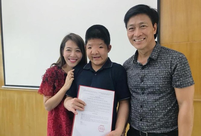 Chia sẻ xúc động của Quốc Tuấn trong ngày con trai nhận học bổng MC Diệp Chi cũng có mặt trong buổi lễ nhận học bổng của bé Bôm tại Học viện Âm nhạc Quốc gia Việt Nam. Ảnh: FBNV.
