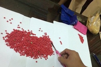 CSGT bắt đối tượng đang vận chuyển hàng nghìn viên ma túy Hàng nghìn viên ma túy và hơn 72 gam ma túy đá bị bắt giữ.