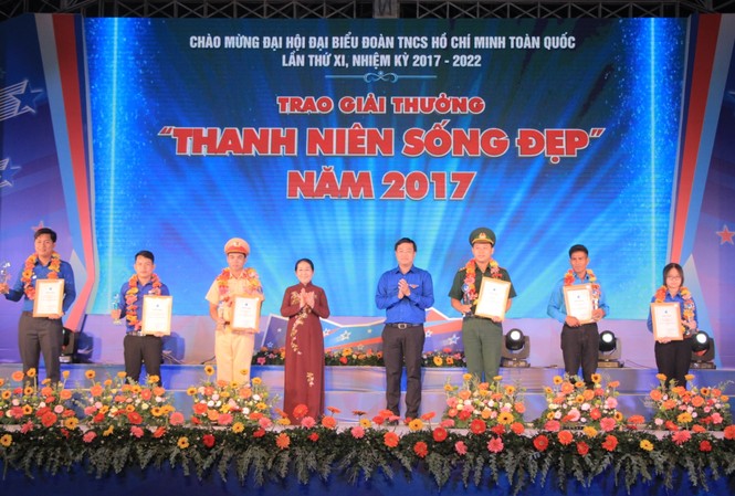 Tuyên dương những thanh niên sống đẹp, vì cộng đồng Anh Lê Quốc Phong và bà Võ Thị Dung tặng Bằng khen, tuyên dương các thanh niên tiêu biểu.