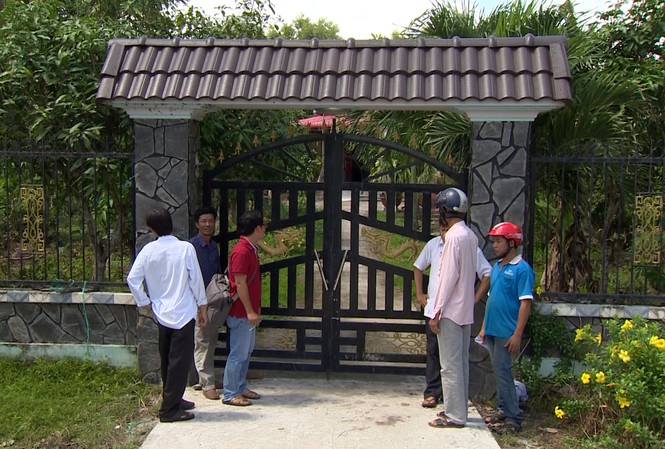 Vỡ hụi 'khủng', cả xã nghèo nháo nhác Nhiều 'hụi viên' đứng trước cửa nhà bà Trang đòi thanh toán tiền hụi.