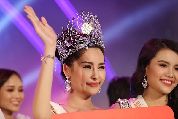 Đặng Thu Thảo phản ứng, Trưởng BTC Hoa hậu Đại dương nói Nhan sắc của tân hoa hậu Đại dương trở thành đề tài bàn tán trên mạng xã hội.