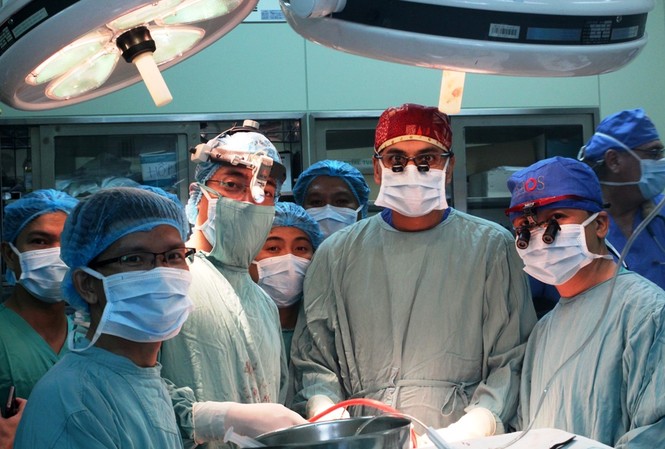7 giờ cưa cắt xương sọ, “kéo gần” hốc mắt dị tật cho con lính đảo Kíp phẫu thuật của bác sĩ, chuyên gia nhiều khoa thuộc Bệnh viện T.Ư Huế và đến từ Mỹ làm việc trong 7 giờ để chữa dị tật cho con lính đảo.