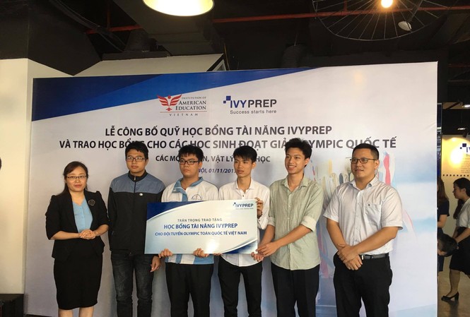 Trao học bổng cho các học sinh đoạt giải Olympic quốc tế Những học sinh đoạt huy chương vàng Olympic quốc tế môn Toán, Lý, Hóa nhận học bổng - PT