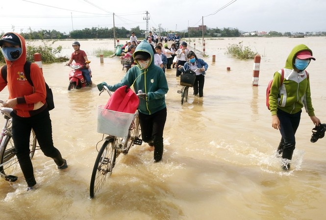 Đường phố Bình Định chìm trong nước lũ, hàng ngàn học sinh nghỉ học Học sinh được nhiều trường cho nghỉ học.