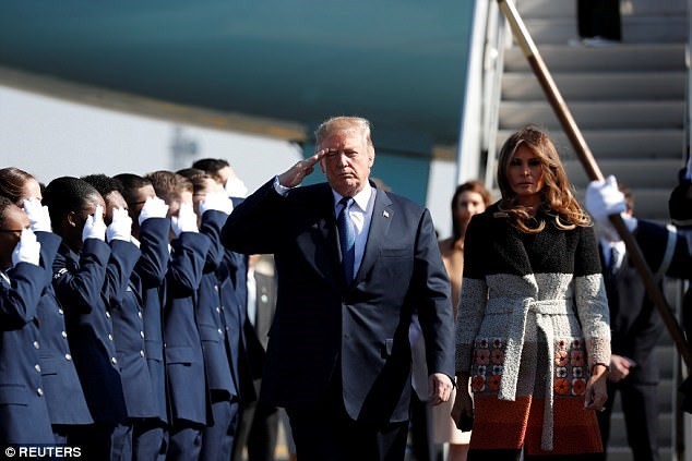 Bản tin 20H: Tuyên bố bất ngờ của Tổng thống Trump khi vừa đặt chân tới Nhật Bản Tổng thống Mỹ Trump tới căn cứ không quân Yokota tại Nhật Bản. (Nguồn: Reuters)